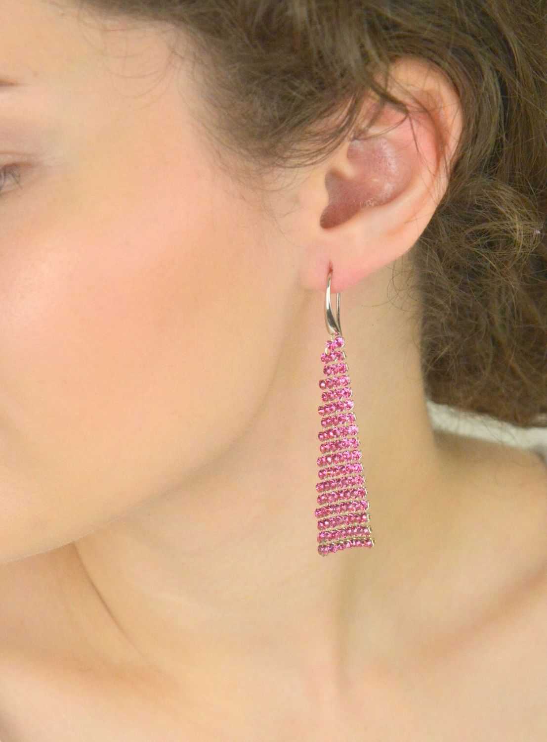 Ekskluzywne kolczyki srebrne próby 925 z kryształami Swarovski® w kolorze Rose. Długość 7,5 cm, zapięcie bigiel otwarty. Elegancki dodatek lub prezent. Sprawdź!1.jpg