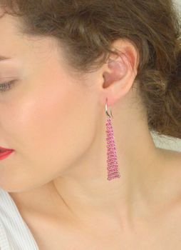 Ekskluzywne kolczyki srebrne próby 925 z kryształami Swarovski® w kolorze Rose. Długość 7,5 cm, zapięcie bigiel otwarty. Elegancki dodatek lub prezent. Sprawdź! (2).JPG