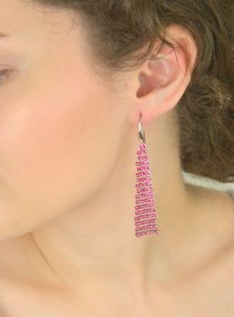 Ekskluzywne kolczyki srebrne próby 925 z kryształami Swarovski® w kolorze Rose. Długość 7,5 cm, zapięcie bigiel otwarty. Elegancki dodatek lub prezent. Sprawdź! (4).JPG
