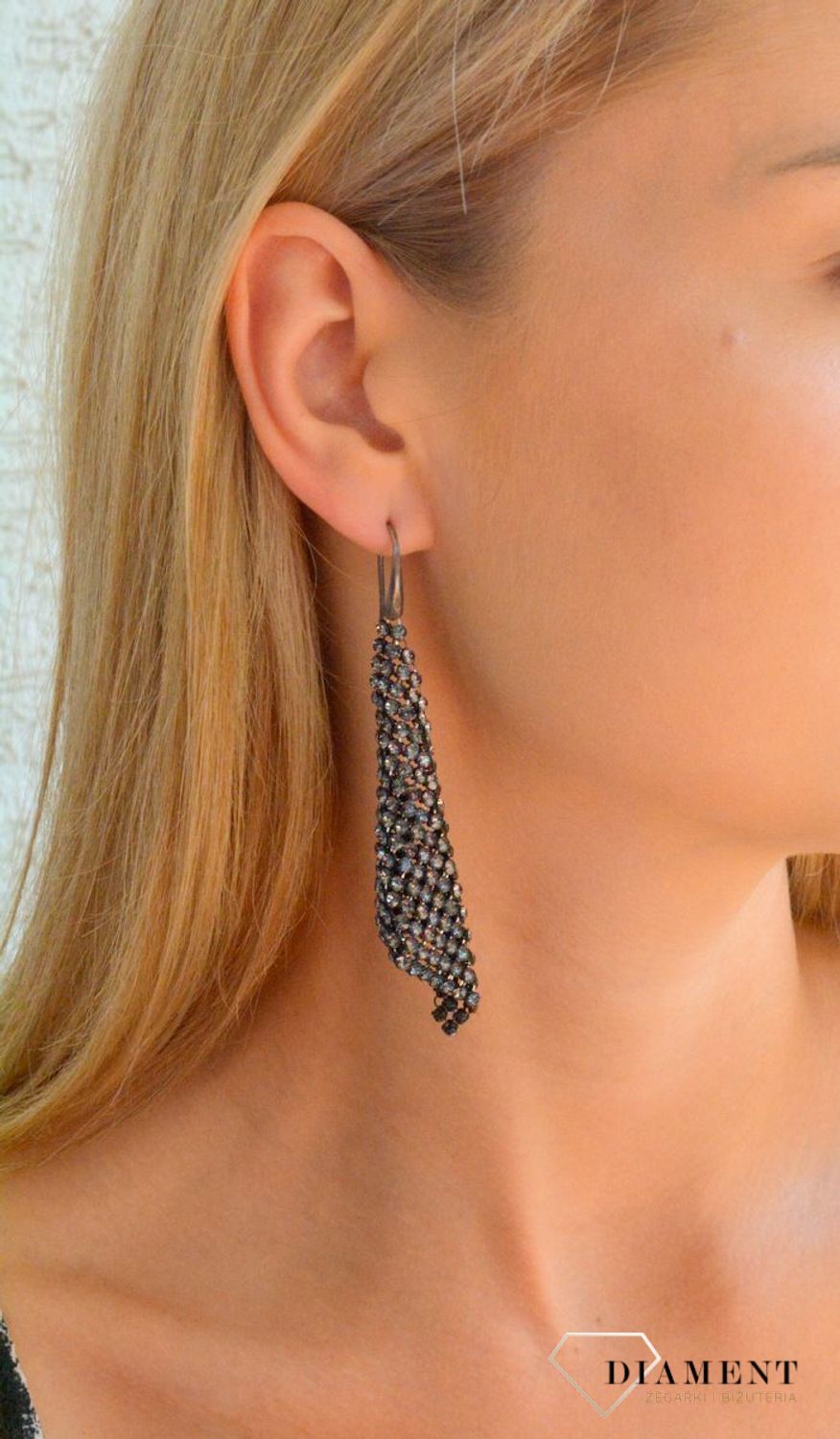 Kolczyki Srebrne Spark Swarovski Crystal Silver Night KWMESH18SN. Srebrne kolczyki damskie. Wiszące kolczyki eleganckie z kryształkami. Kolczyki wiszące Spark. Kolczyki damskie z kryształkami Swarovskiego na prezent..jpg