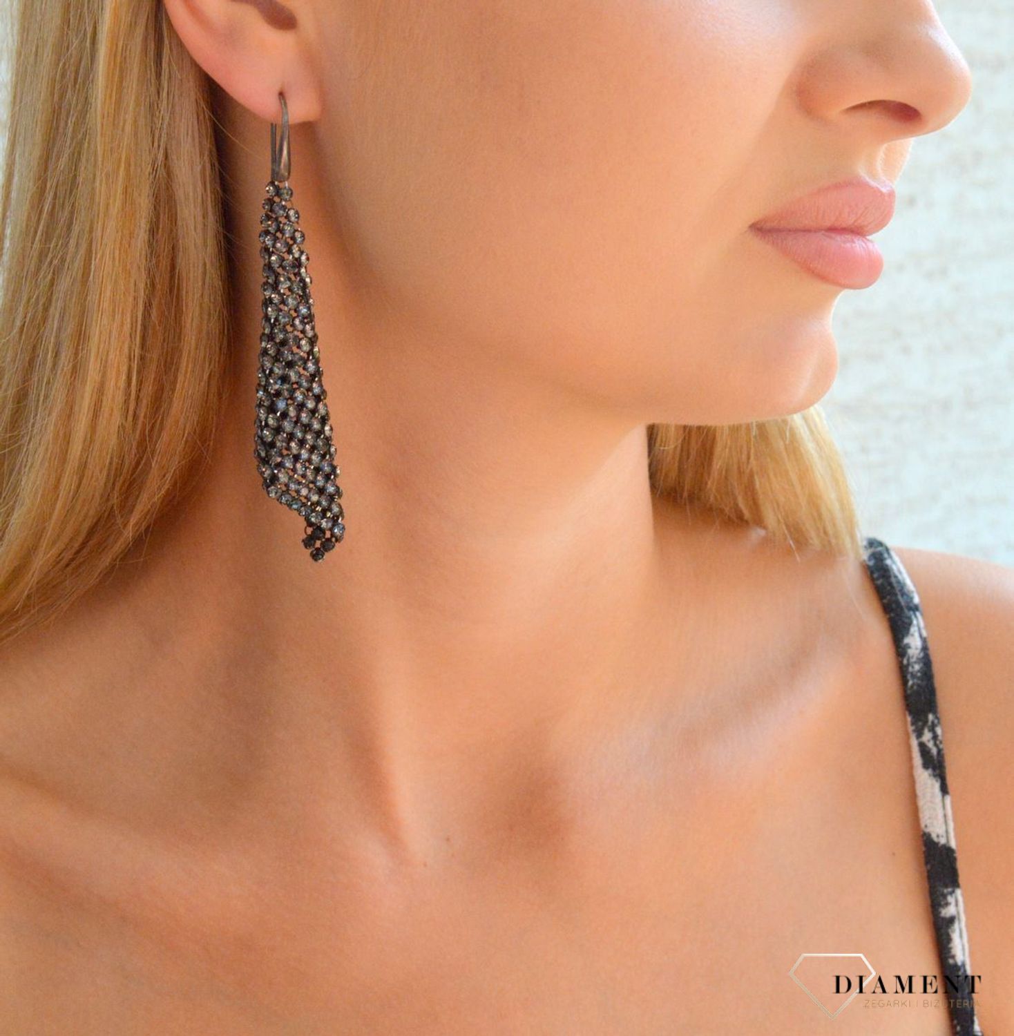 Kolczyki Srebrne Spark Swarovski Crystal Silver Night KWMESH18SN. Srebrne kolczyki damskie. Wiszące kolczyki eleganckie z kryształkami. Kolczyki wiszące Spark. Kolczyki damskie z kryształkami Swarovskiego na prezent..jpg