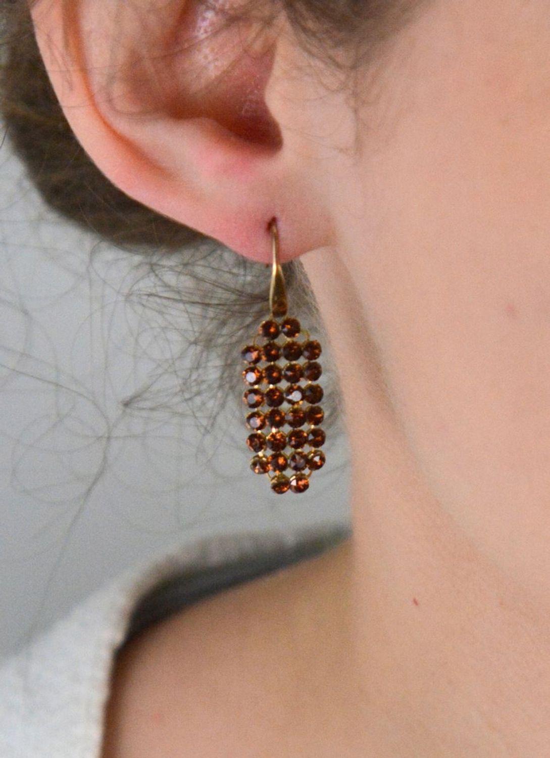 Srebrne kolczyki wiszące Spark Swarovski w kolorze Smoked Topaz KWMESH2ST.jpg