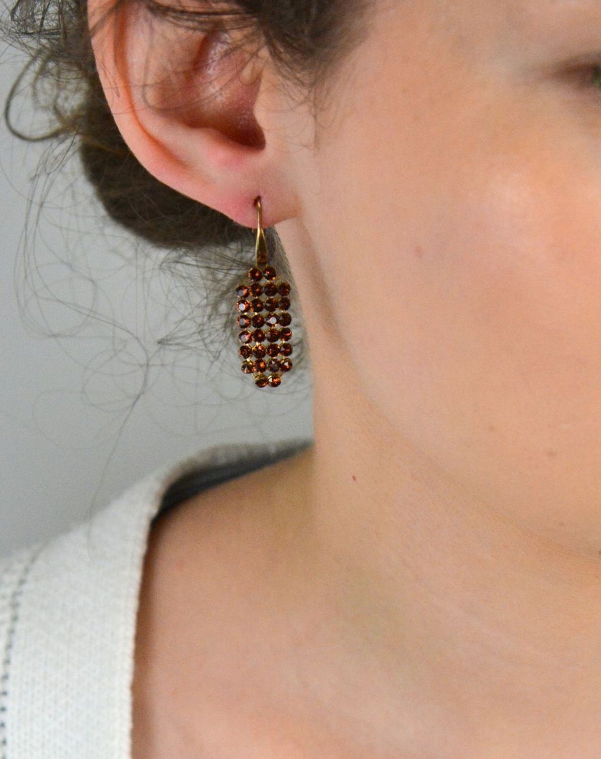 Srebrne kolczyki wiszące Spark Swarovski w kolorze Smoked Topaz KWMESH2ST.jpg