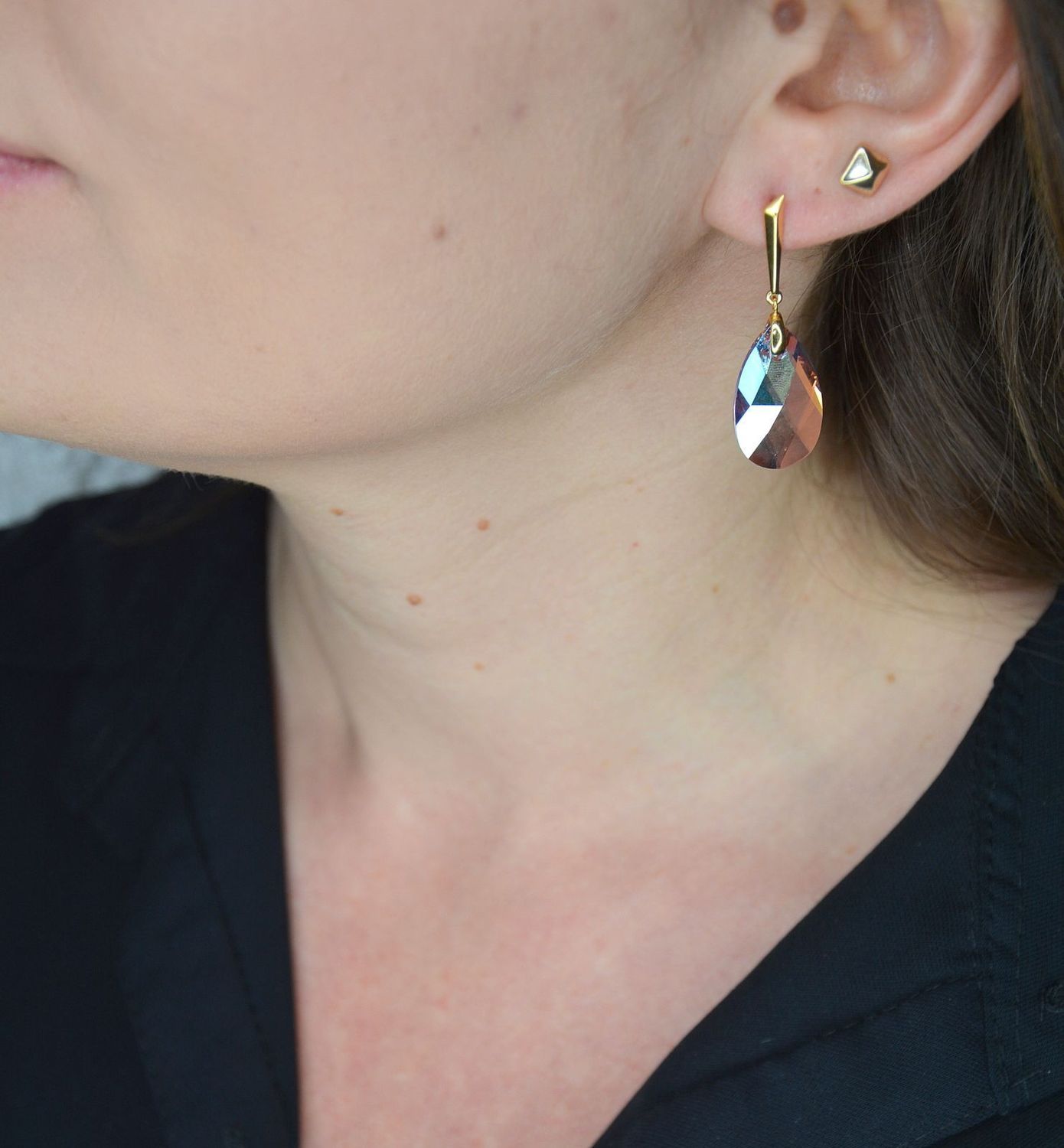 Piękne, wiszące kolczyki to połączenie pozłacanego srebra i błyszczących kryształków marki Swarovski. Przyciągają one spojrzenia, dodają urody i zadziwiają swoim niepowtarzalnym blaskiem..jpg