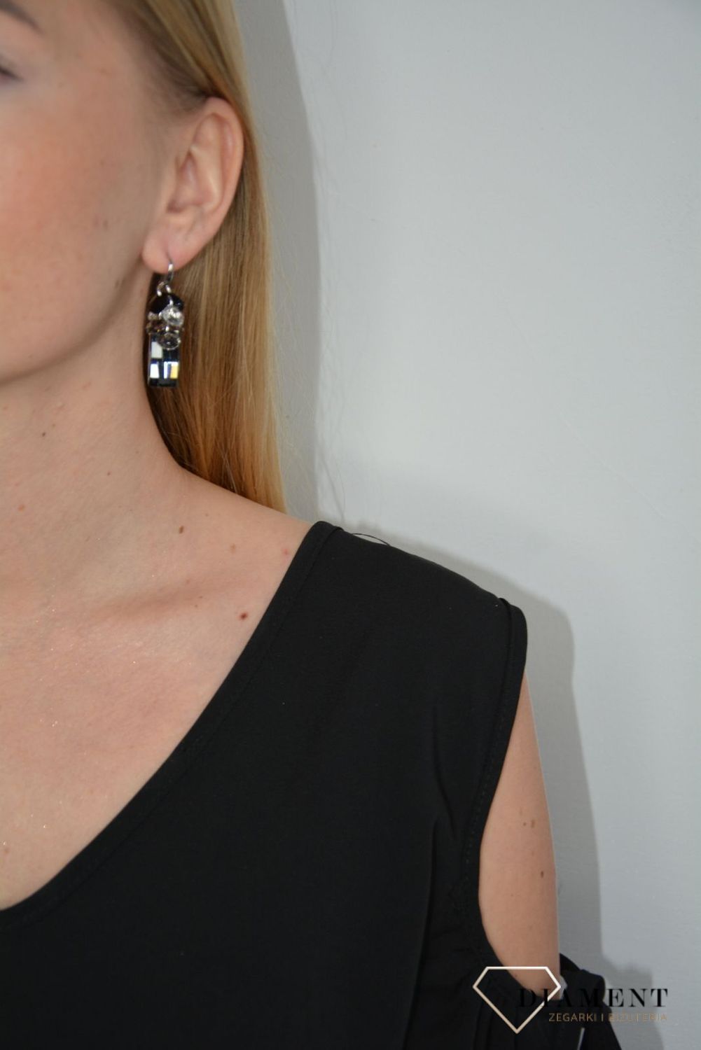 Olśniewające, srebrne kolczyki marki Spark z dużymi, ciemnymi kryształkami Swarovskiego to piękny dodatek, który rozświetli każdą stylizację..jpg
