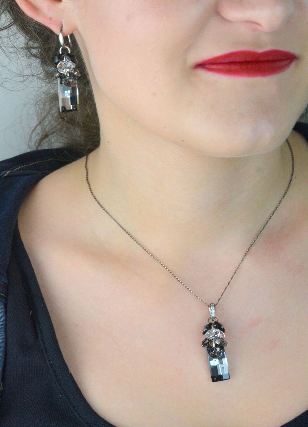 Olśniewające, srebrne kolczyki marki Spark z dużymi, ciemnymi kryształkami Swarovskiego to piękny dodatek, który rozświetli każdą stylizację..jpg