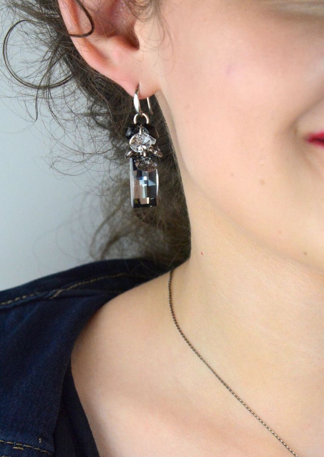 Olśniewające, srebrne kolczyki marki Spark z dużymi, ciemnymi kryształkami Swarovskiego to piękny dodatek, który rozświetli każdą stylizację..jpg