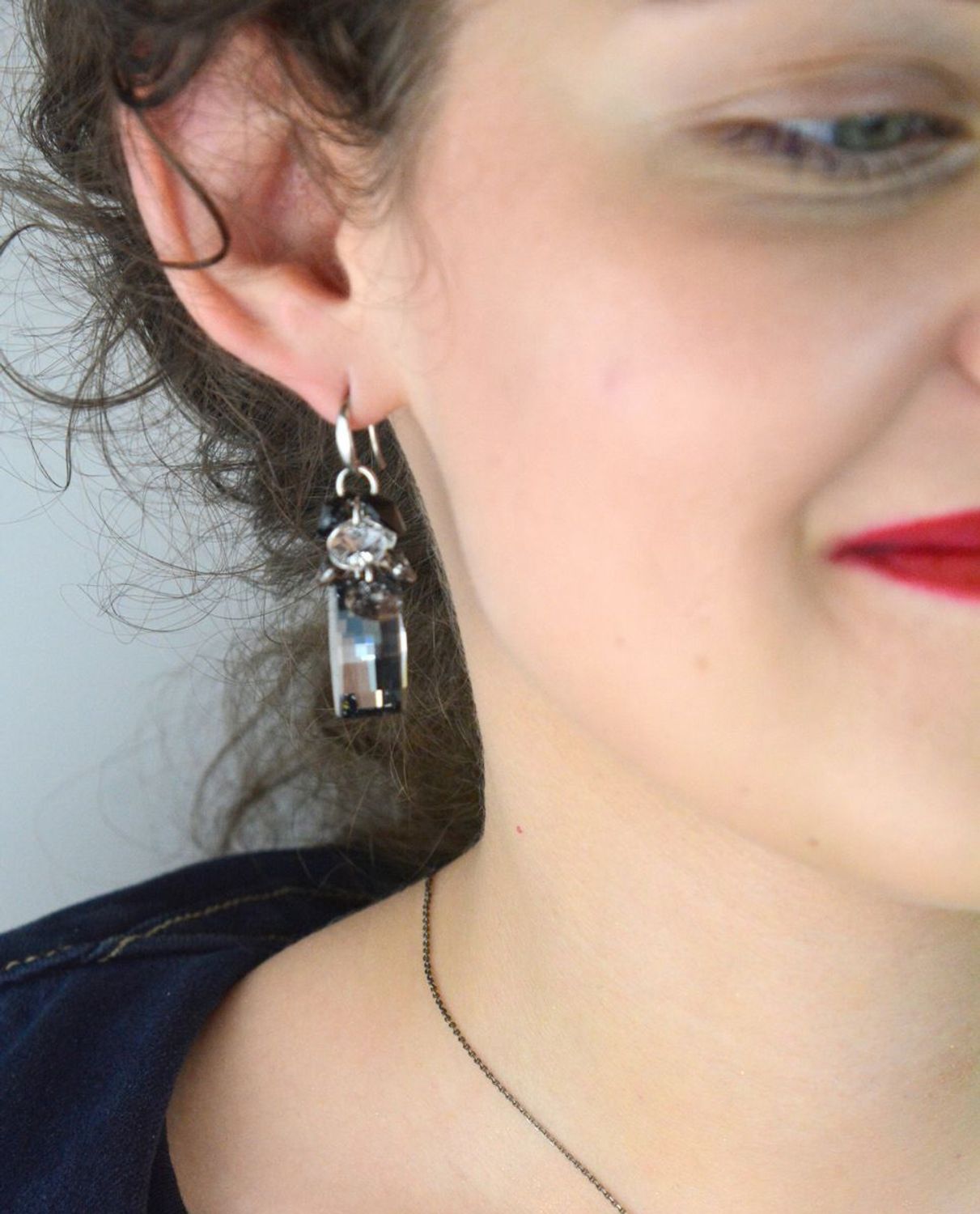 Olśniewające, srebrne kolczyki marki Spark z dużymi, ciemnymi kryształkami Swarovskiego to piękny dodatek, który rozświetli każdą stylizację..jpg