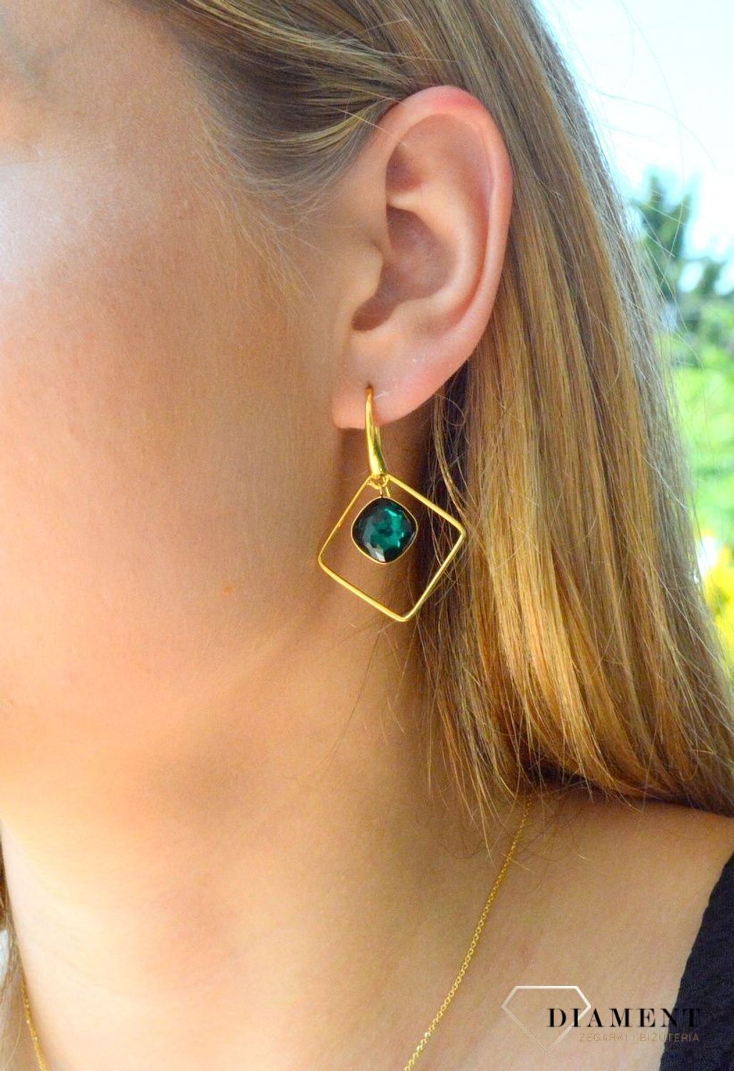 Kolczyki srebrne pozłacane Swarovski z kryształem w kolorze Emerald KWSQG448310EM. Stylowe, wiszące kolczyki marki Spark to piękny dodatek do kobiecych stylizacji. Wiszące kolczyki pozłacane z kryształem Swarovskiego.jpg