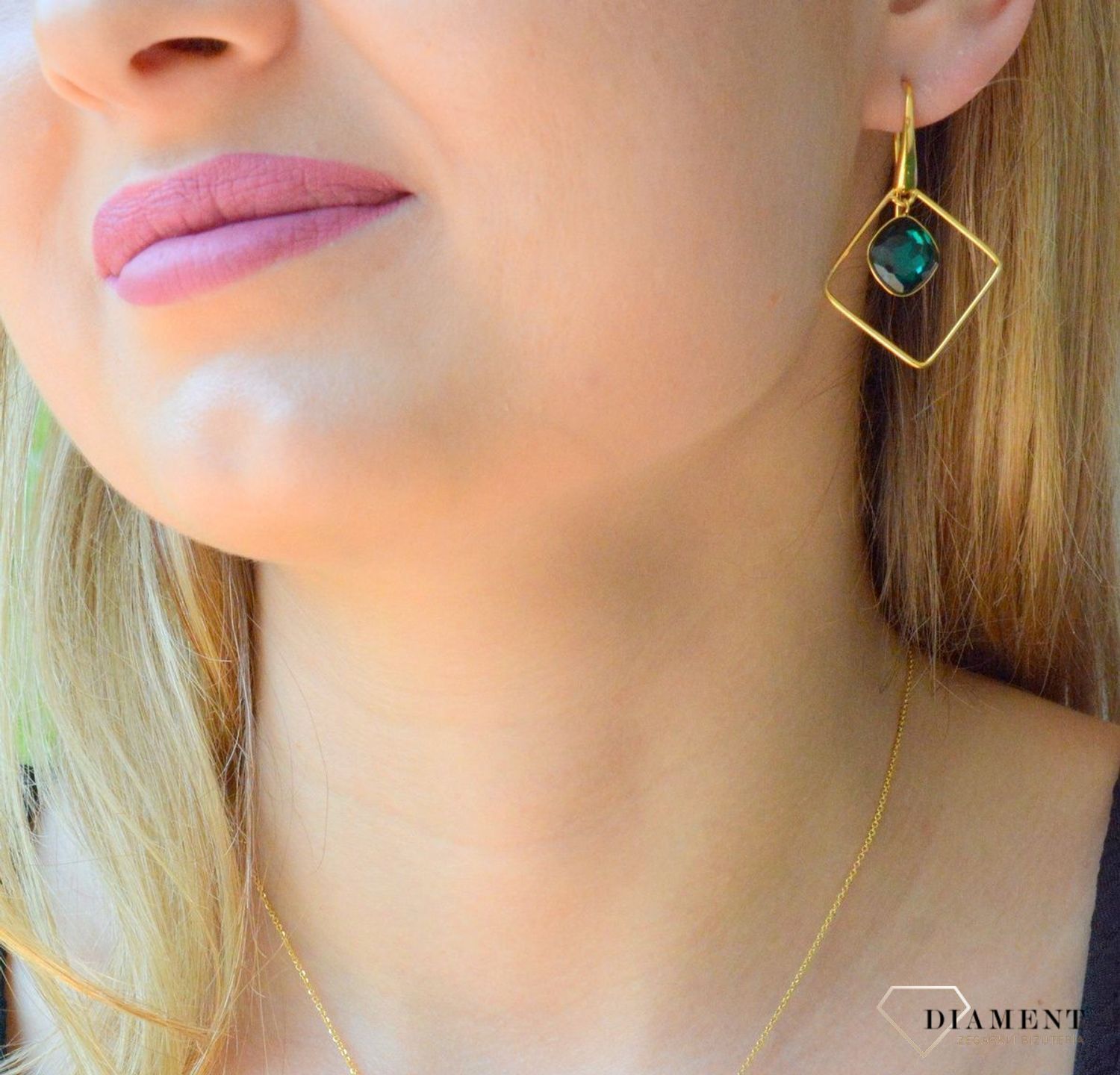 Kolczyki srebrne pozłacane Swarovski z kryształem w kolorze Emerald KWSQG448310EM. Stylowe, wiszące kolczyki marki Spark to piękny dodatek do kobiecych stylizacji. Wiszące kolczyki pozłacane z kryształem Swarovskiego.jpg