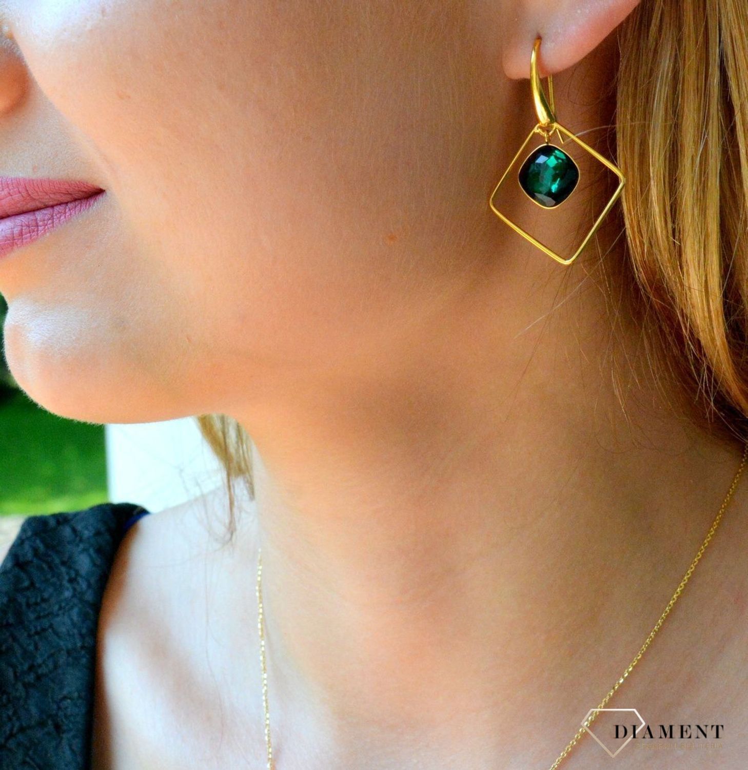 Kolczyki srebrne pozłacane Swarovski z kryształem w kolorze Emerald KWSQG448310EM. Stylowe, wiszące kolczyki marki Spark to piękny dodatek do kobiecych stylizacji. Wiszące kolczyki pozłacane z kryształem Swarovskiego.jpg