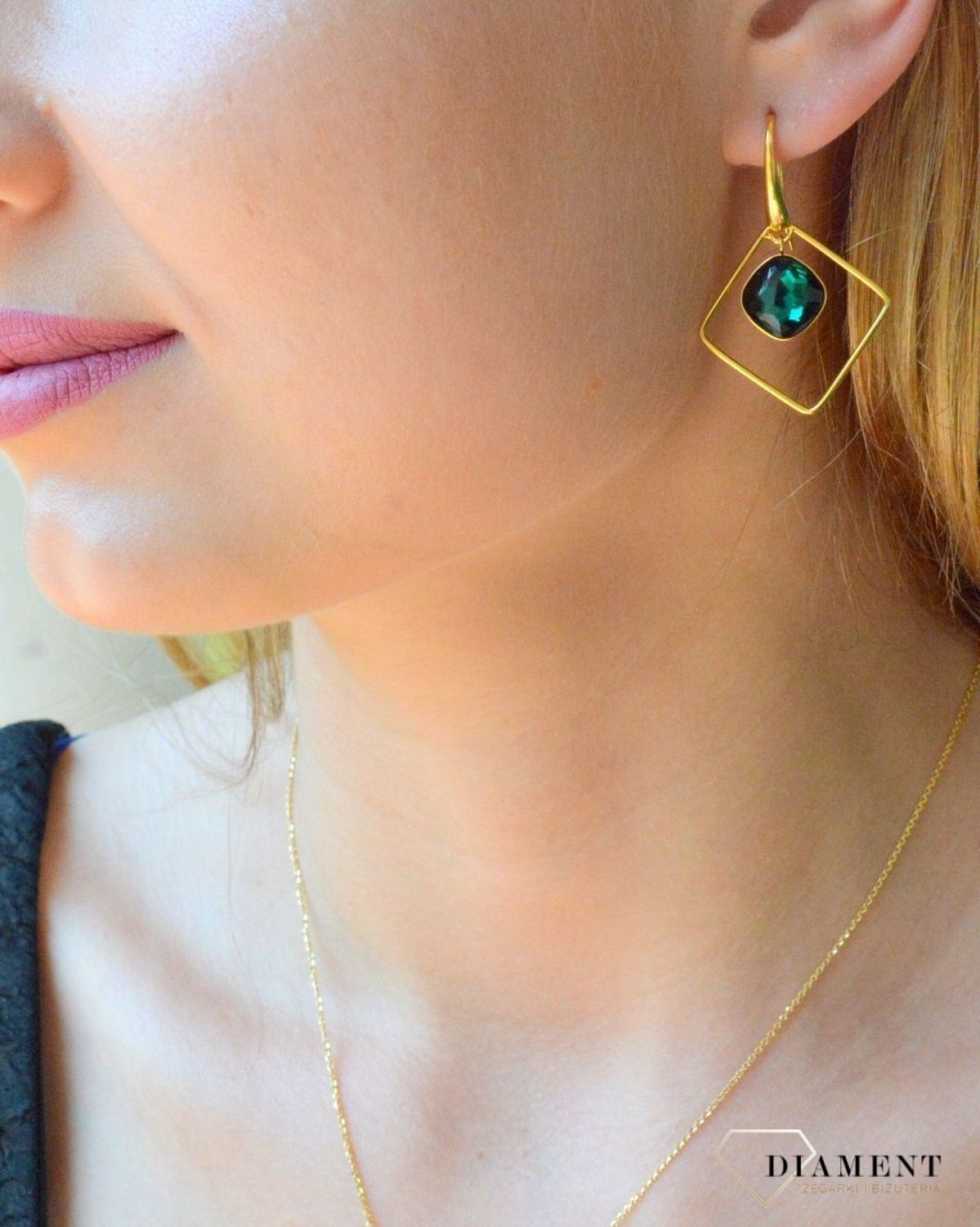 Kolczyki srebrne pozłacane Swarovski z kryształem w kolorze Emerald KWSQG448310EM. Stylowe, wiszące kolczyki marki Spark to piękny dodatek do kobiecych stylizacji. Wiszące kolczyki pozłacane z kryształem Swarovskiego.jpg