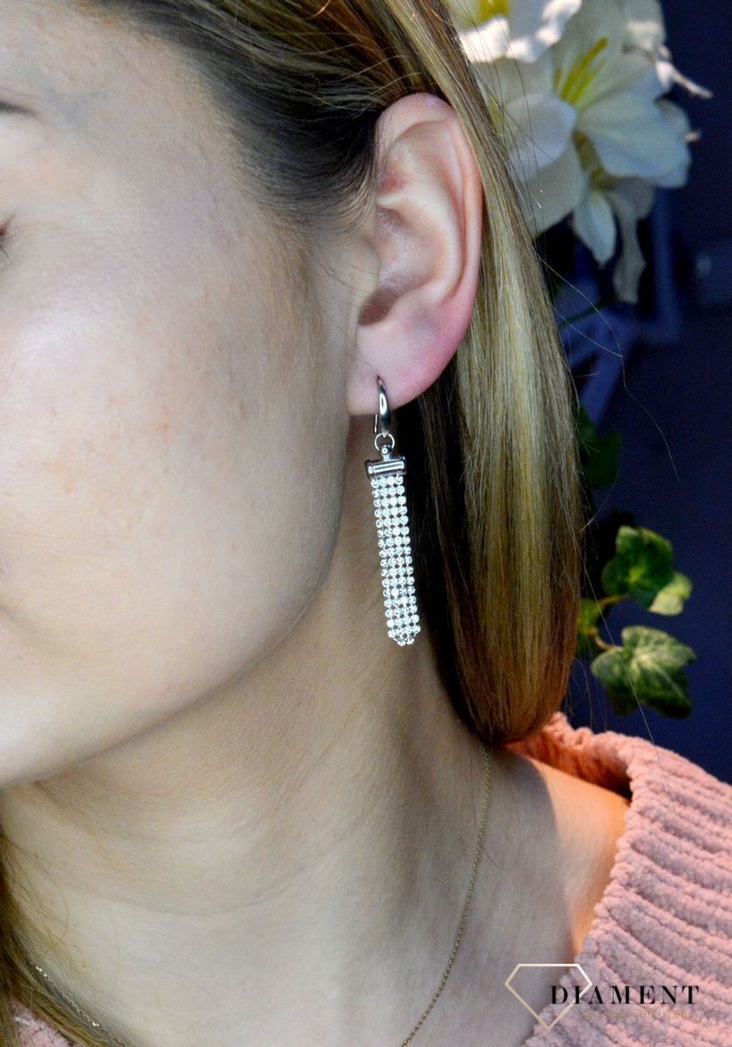 Kolczyki wiszące długie Swarovski Noble Crystal KWTFM4C. Kolczyki wykonane ze srebra próby 925 oraz ekskluzywnych kryształów Swarovski® crystals w kolorze Noble Crystal. Kolczyki z kryształem Swarovskiego idealne na prezent..jpg