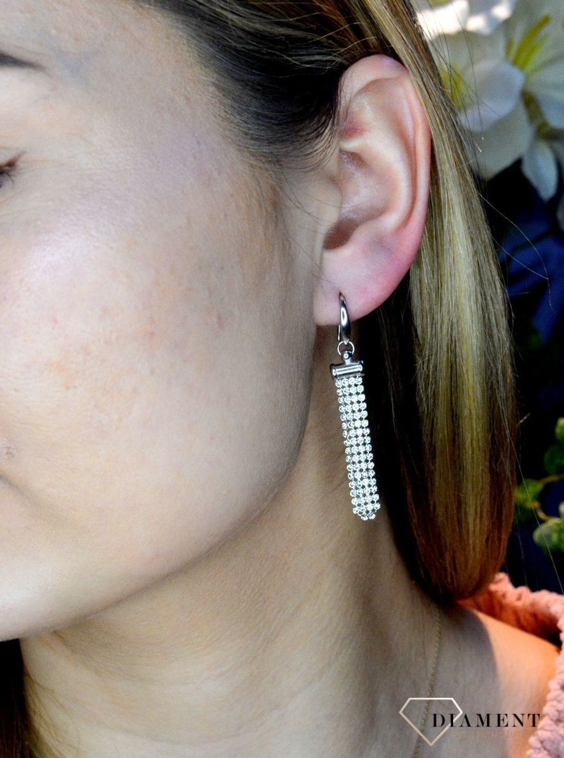 Kolczyki wiszące długie Swarovski Noble Crystal KWTFM4C. Kolczyki wykonane ze srebra próby 925 oraz ekskluzywnych kryształów Swarovski® crystals w kolorze Noble Crystal. Kolczyki z kryształem Swarovskiego idealne na prezent..jpg