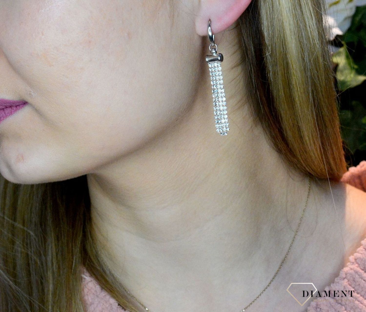 Kolczyki wiszące długie Swarovski Noble Crystal KWTFM4C. Kolczyki wykonane ze srebra próby 925 oraz ekskluzywnych kryształów Swarovski® crystals w kolorze Noble Crystal. Kolczyki z kryształem Swarovskiego idealne na prezent..jpg