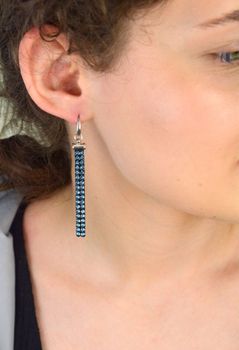 Srebrne kolczyki Stripe Denim Blue granatowa Alcantara KWTMESH2NDB. Kolczyki wykonane ze srebra próby 925 oraz ekskluzywnych kryształów Swarovski® z granatową Alcantarą. Długość kolczyków wynosi 7 cm. To świetny pomysł na preze (3).JPG