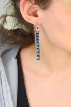 Srebrne kolczyki Stripe Denim Blue granatowa Alcantara KWTMESH2NDB. Kolczyki wykonane ze srebra próby 925 oraz ekskluzywnych kryształów Swarovski® z granatową Alcantarą. Długość kolczyków wynosi 7 cm. To świetny pomysł na preze (4).JPG