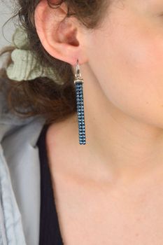 Srebrne kolczyki Stripe Denim Blue granatowa Alcantara KWTMESH2NDB. Kolczyki wykonane ze srebra próby 925 oraz ekskluzywnych kryształów Swarovski® z granatową Alcantarą. Długość kolczyków wynosi 7 cm. To świetny pomysł na preze.JPG