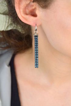 Srebrne kolczyki Stripe Denim Blue granatowa Alcantara KWTMESH2NDB. Kolczyki wykonane ze srebra próby 925 oraz ekskluzywnych kryształów Swarovski® z granatową Alcantarą. Długość kolczyków wynosi 7 cm. To świetny pomysł na prezent (1).JPG