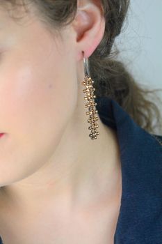 Kolczyki ze srebra 925 z kryształami Swarovski w odcieniu Rose Gold. Przekładane, długość 7.5 cm. Subtelna elegancja i wyjątkowy blask (1).JPG
