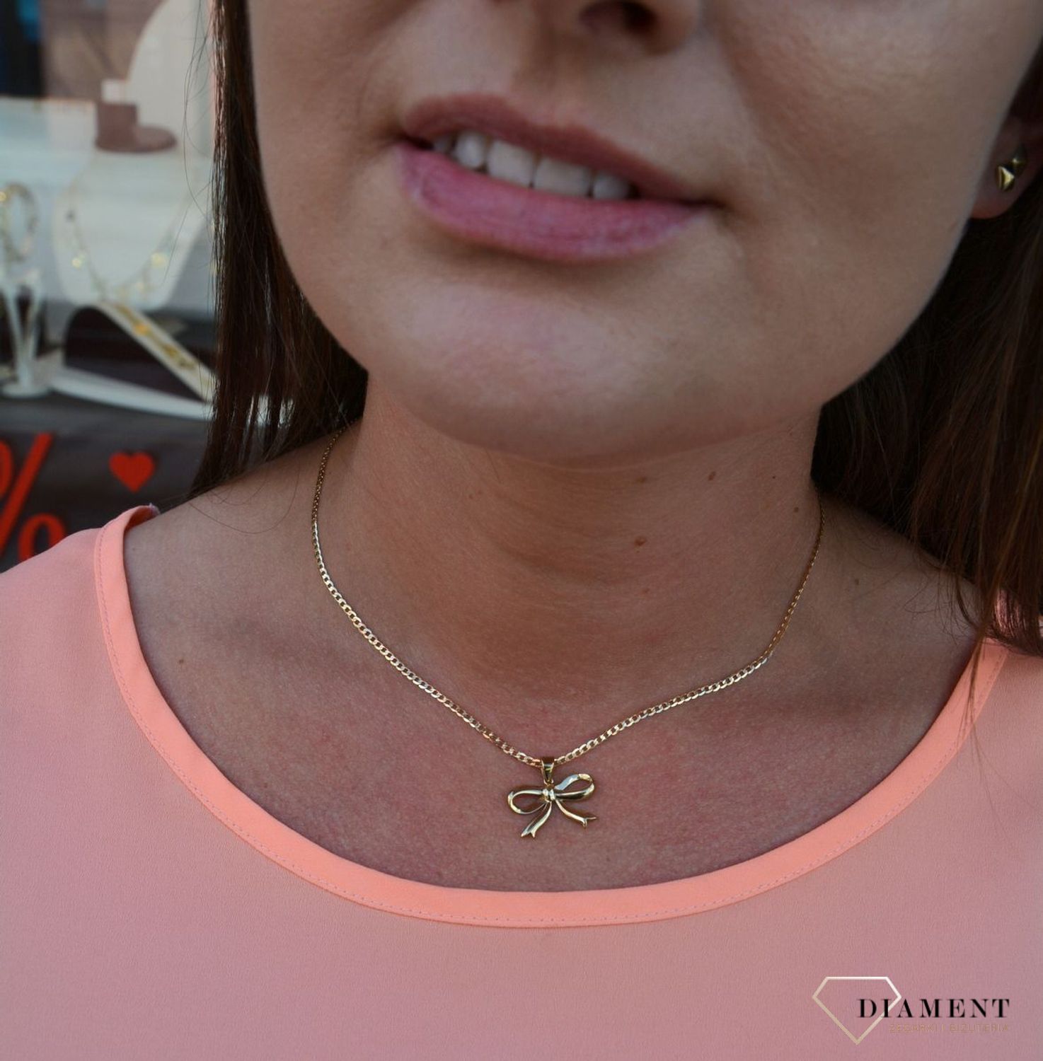 Złota zawieszka 333 kokarda to klasyczny element biżuterii mogącej pięknie ozdobić każdy kobiecy dekolt. To dodatek, który nie tylko pozwala uatrakcyjnić wizerunek, ale także dodać stylizacji charakteru. Świe.jpg