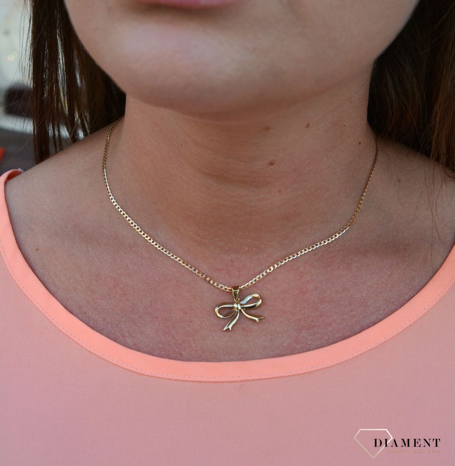 Złota zawieszka 333 kokarda to klasyczny element biżuterii mogącej pięknie ozdobić każdy kobiecy dekolt. To dodatek, który nie tylko pozwala uatrakcyjnić wizerunek, ale także dodać stylizacji charakteru. Świe.jpg