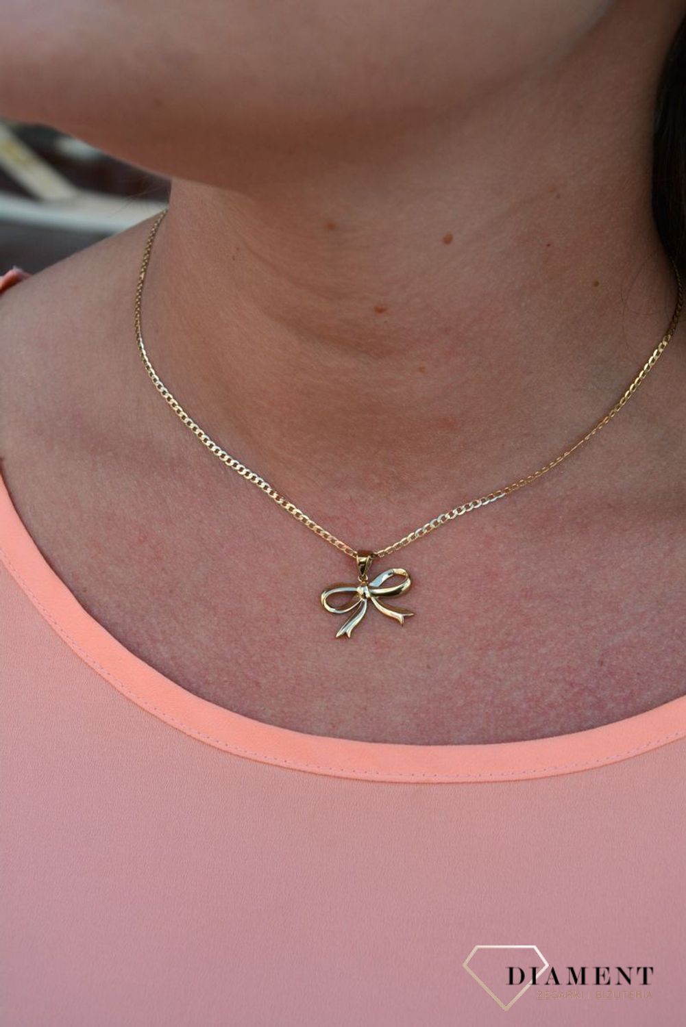 Złota zawieszka 333 kokarda to klasyczny element biżuterii mogącej pięknie ozdobić każdy kobiecy dekolt. To dodatek, który nie tylko pozwala uatrakcyjnić wizerunek, ale także dodać stylizacji charakteru. Świe.jpg