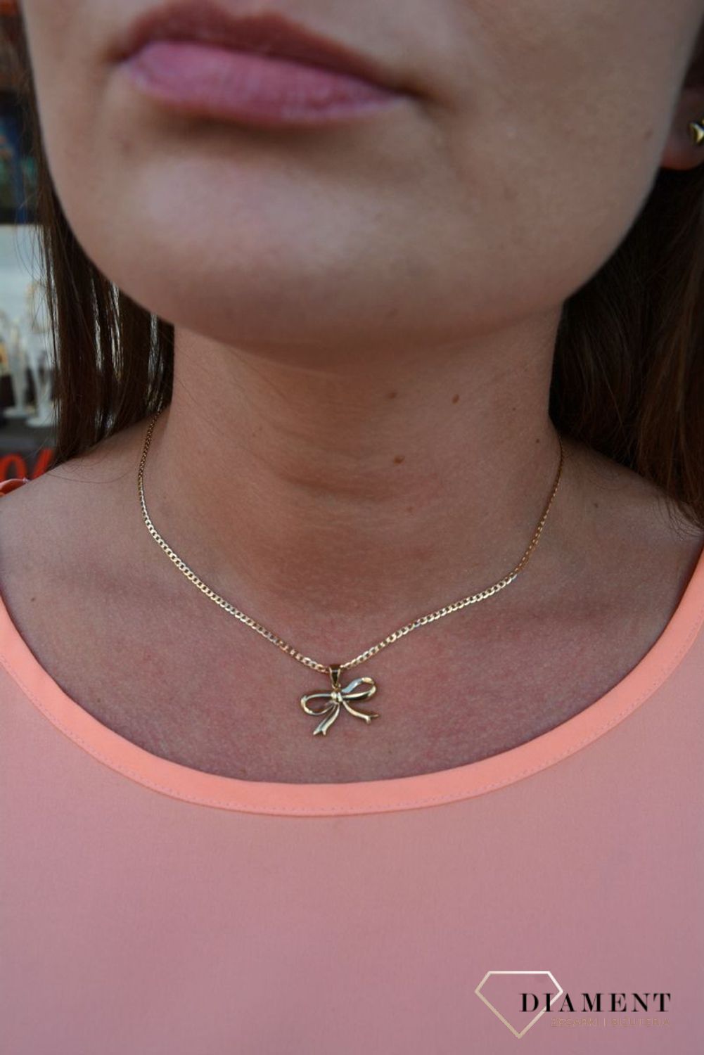 Złota zawieszka 333 kokarda to klasyczny element biżuterii mogącej pięknie ozdobić każdy kobiecy dekolt. To dodatek, który nie tylko pozwala uatrakcyjnić wizerunek, ale także dodać stylizacji charakteru. Świe.jpg