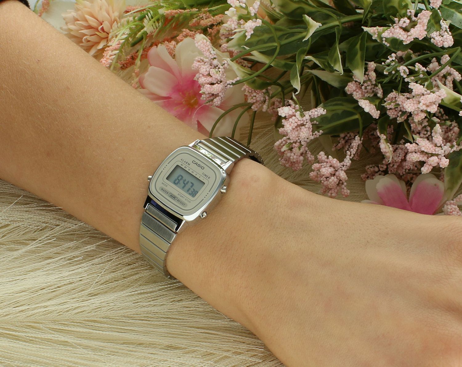 Zegarek Casio Vintage Mini LA670WEA-8AEF. Elektroniczny zegarek damski. Zegarek dla kobiety na prezent. Modny zegarek dla kobiety. Zegarek Casio damski. Zegarek na komunię..jpg