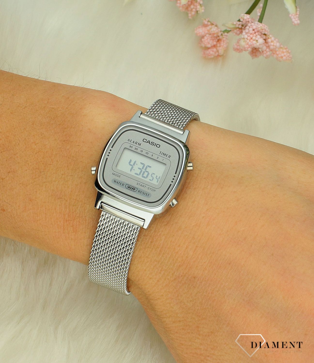 Zegarek Casio Vintage CLASSIC LA670WEM-7EF. Damski zegarek srebrny elektroniczny. Srebrny zegarek damski na bransolecie mesh. Casio Vintage dla kobiety. Pomysł na prezent dla kobiety..jpg