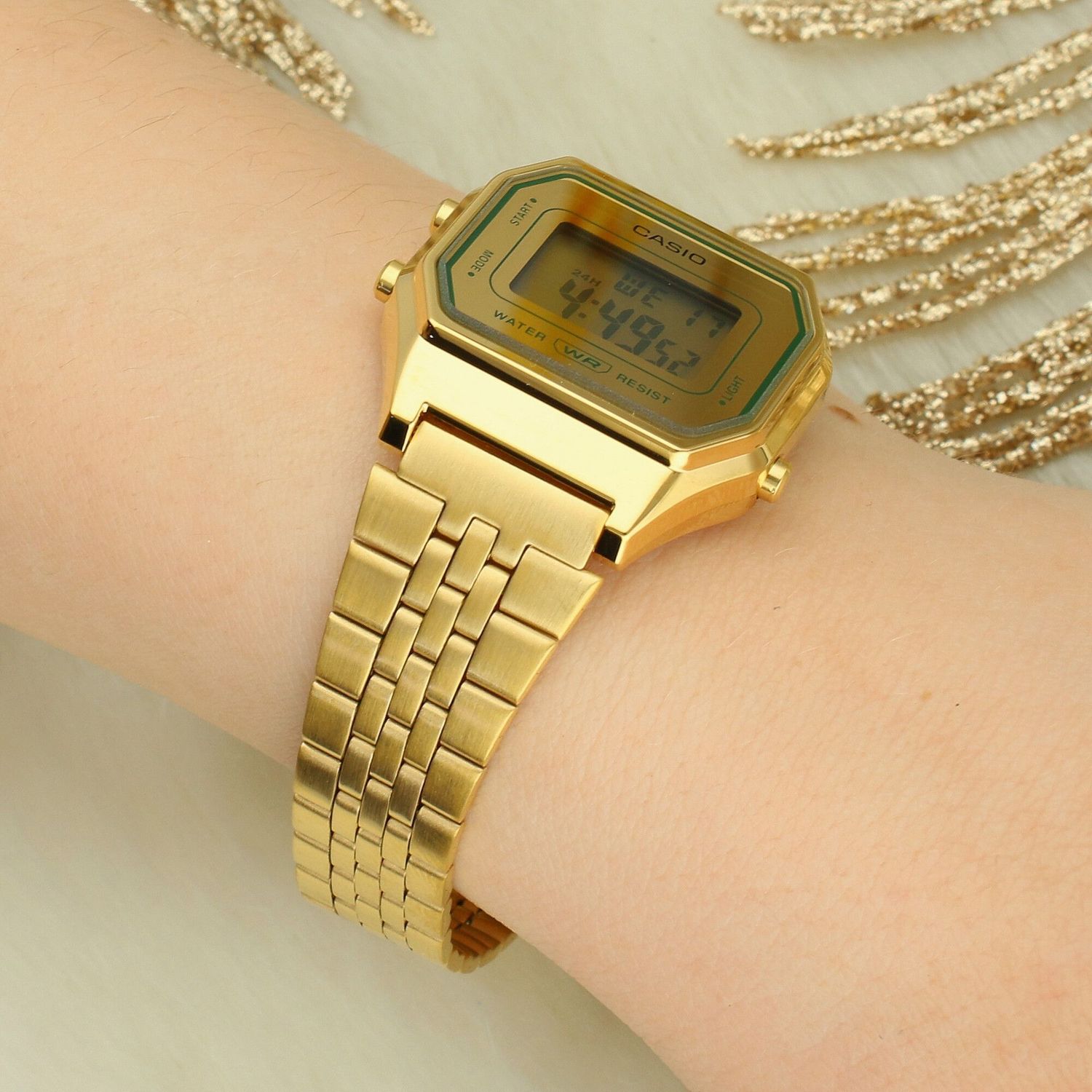 Stylowy zegarek Casio LA680WEGV-9AEF Classic. Złota stalowa koperta, cyfrowy wyświetlacz LED, alarm, stoper 1100 s i japońska niezawodność.1.jpg