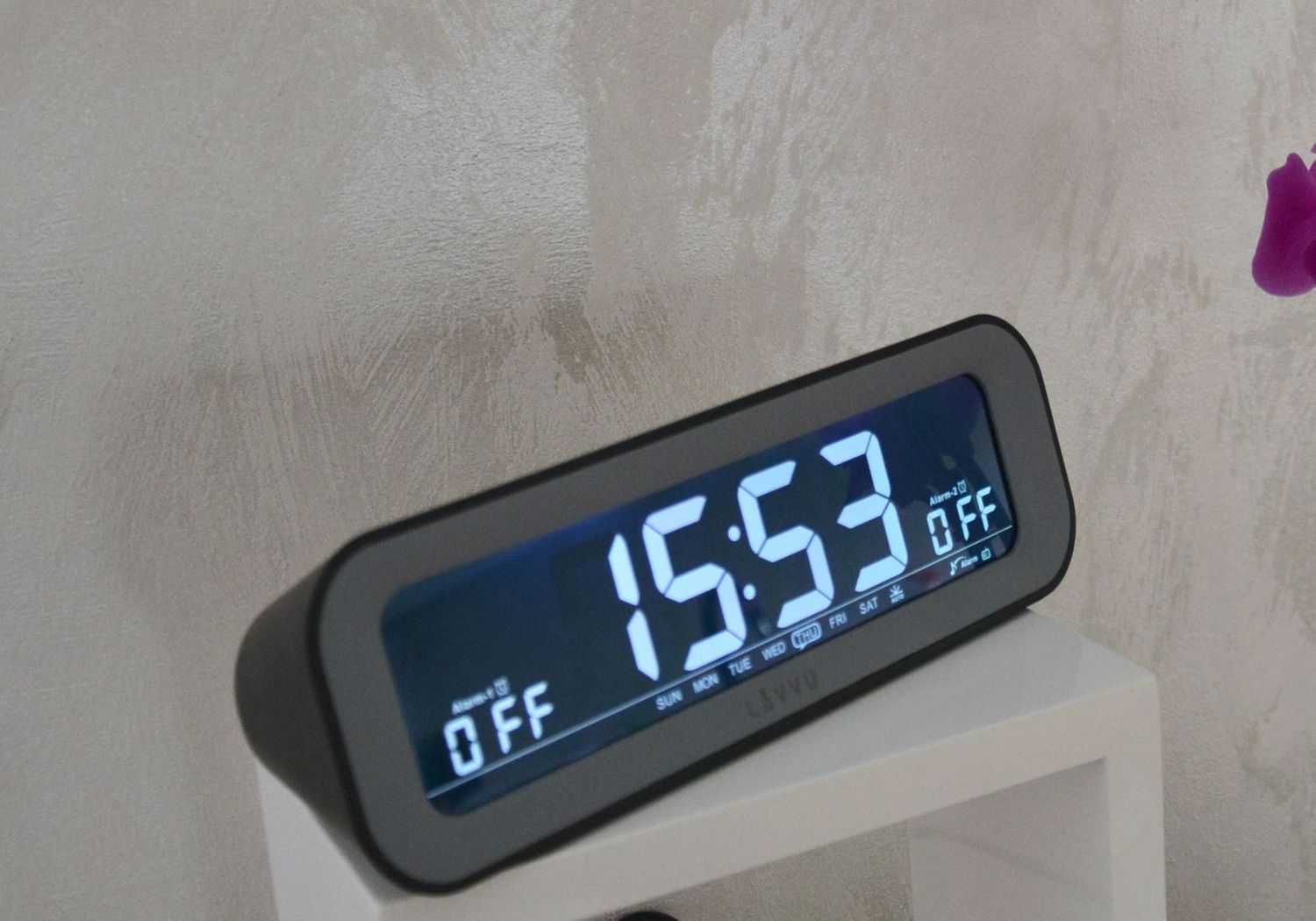 Cechy 2x budzik, budzenie w dni robocze, budzenie w weekendy, data, dzień tygodnia, oświetlenie, termometr, wyświetlanie temperatury Celsius  Fahrenheit, wyświetlanie czasu 1224 godzin, wilgotność.jpg