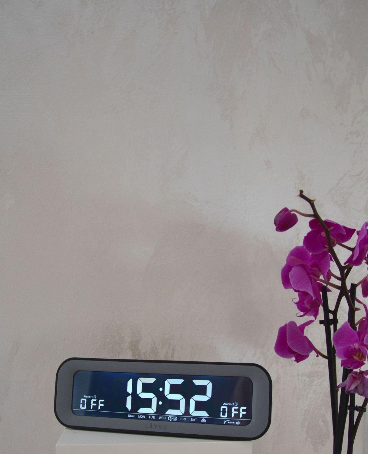 Cechy 2x budzik, budzenie w dni robocze, budzenie w weekendy, data, dzień tygodnia, oświetlenie, termometr, wyświetlanie temperatury Celsius  Fahrenheit, wyświetlanie czasu 1224 godzin, wilgotność.jpg