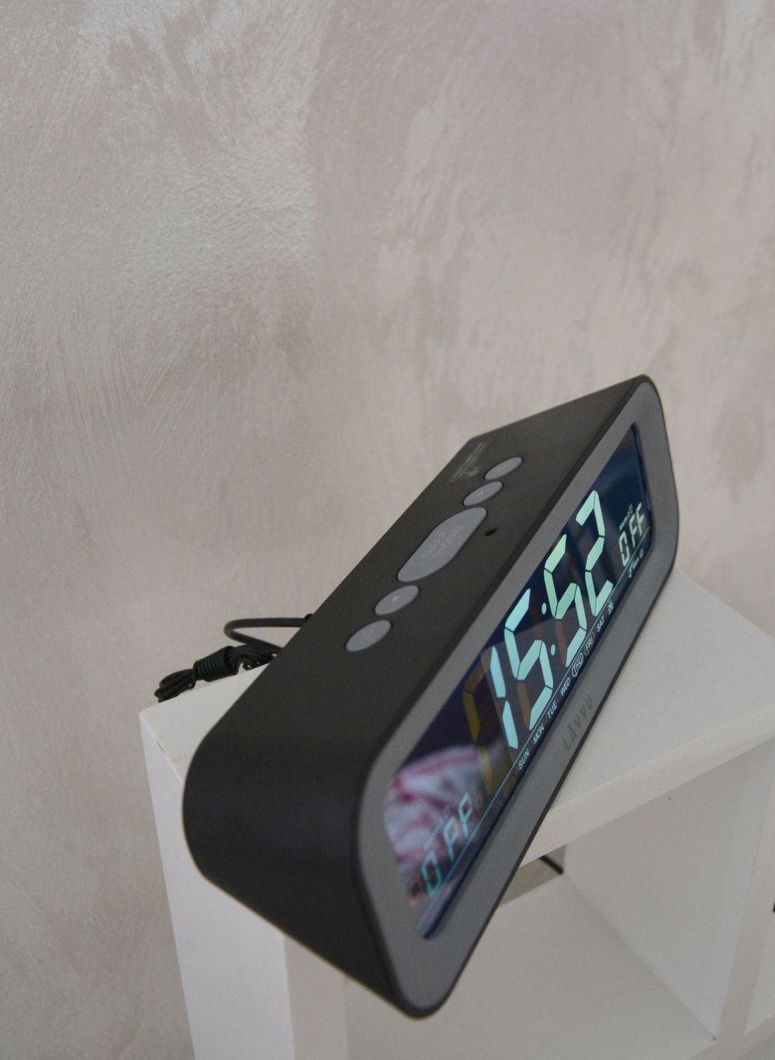 Cechy 2x budzik, budzenie w dni robocze, budzenie w weekendy, data, dzień tygodnia, oświetlenie, termometr, wyświetlanie temperatury Celsius  Fahrenheit, wyświetlanie czasu 1224 godzin, wilgotność.jpg