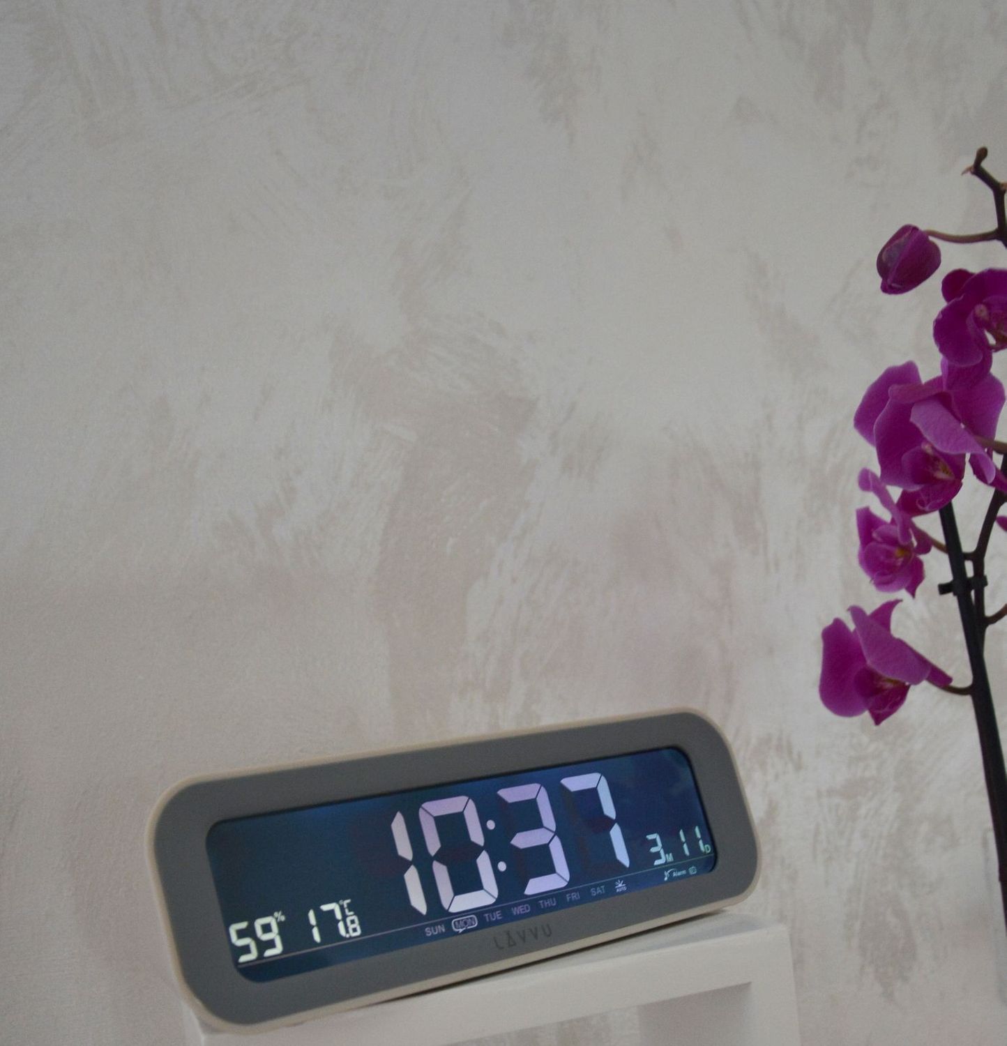 Szary cyfrowy budzik LAVVU SMART z radiem.jpg