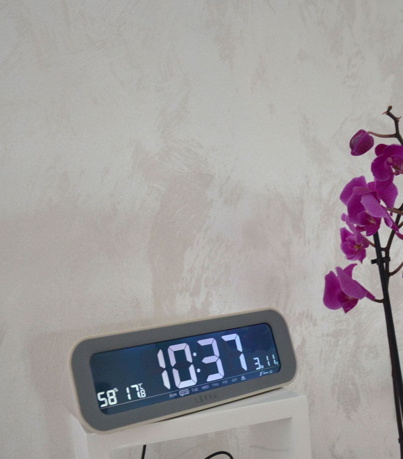 Szary cyfrowy budzik LAVVU SMART z radiem.jpg