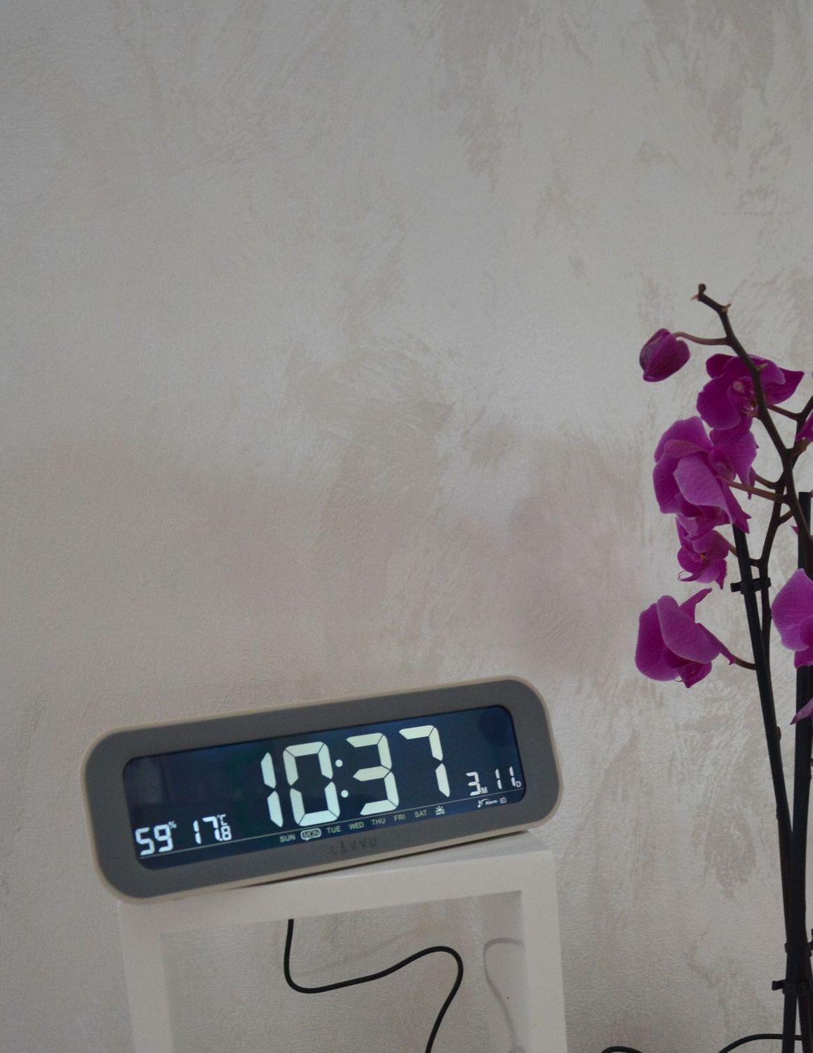 Szary cyfrowy budzik LAVVU SMART z radiem.jpg