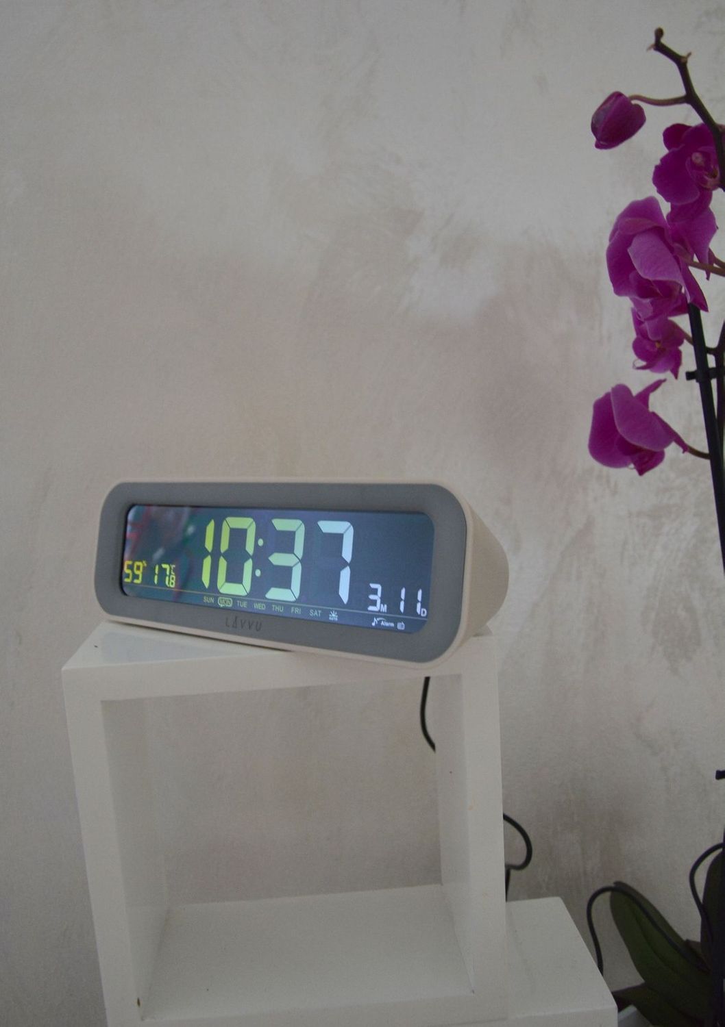 Szary cyfrowy budzik LAVVU SMART z radiem.jpg