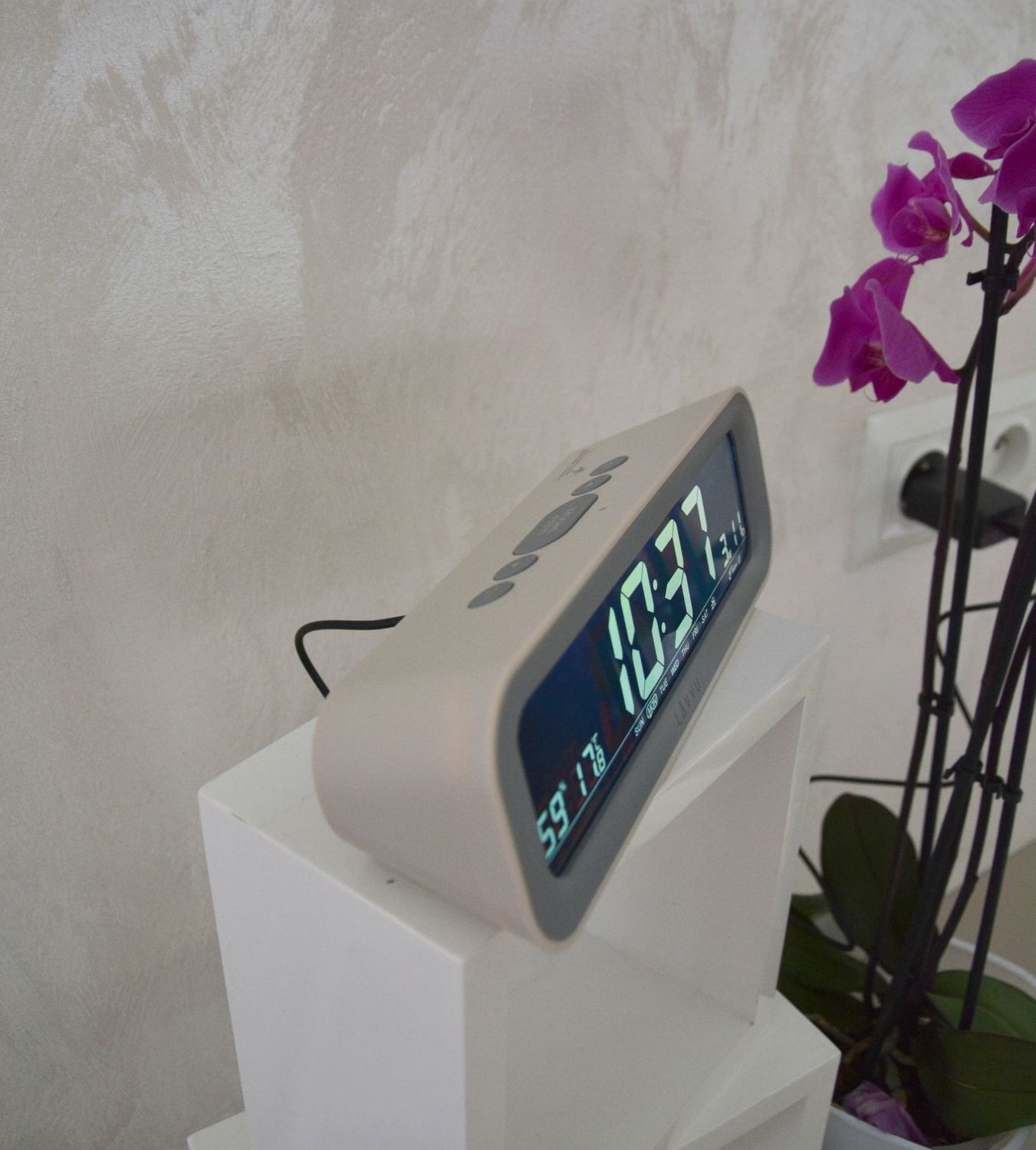 Szary cyfrowy budzik LAVVU SMART z radiem.jpg