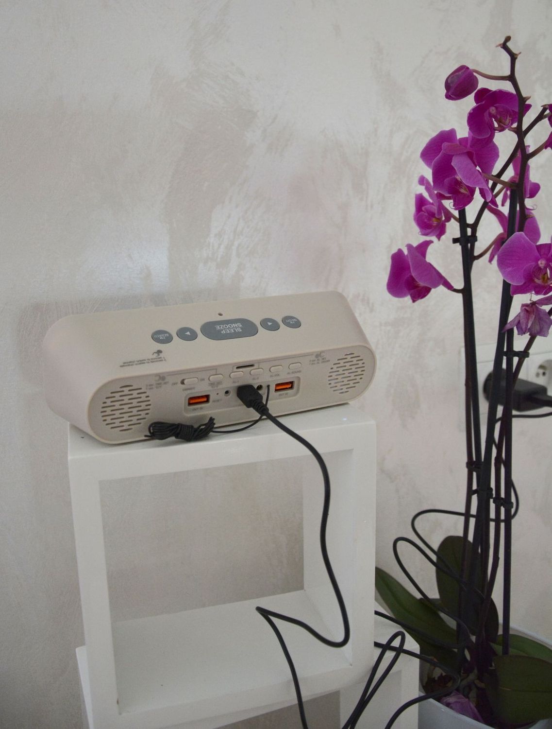 Szary cyfrowy budzik LAVVU SMART z radiem.jpg