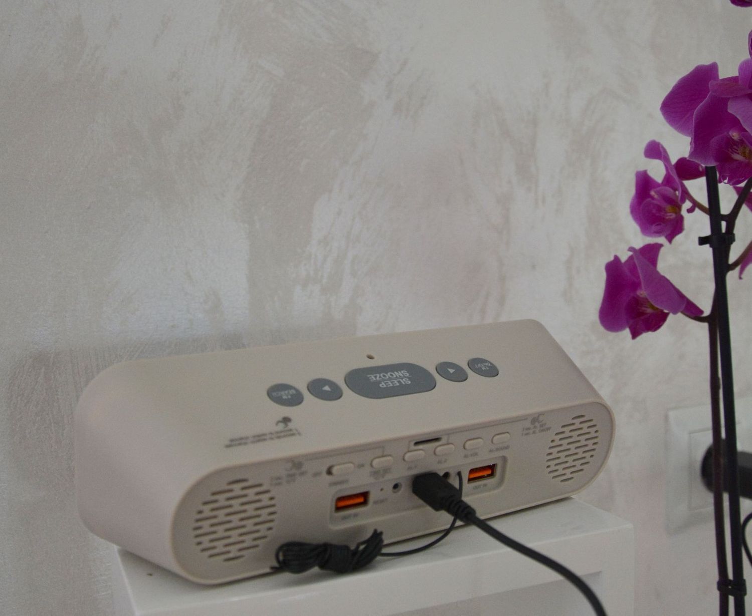 Szary cyfrowy budzik LAVVU SMART z radiem.jpg