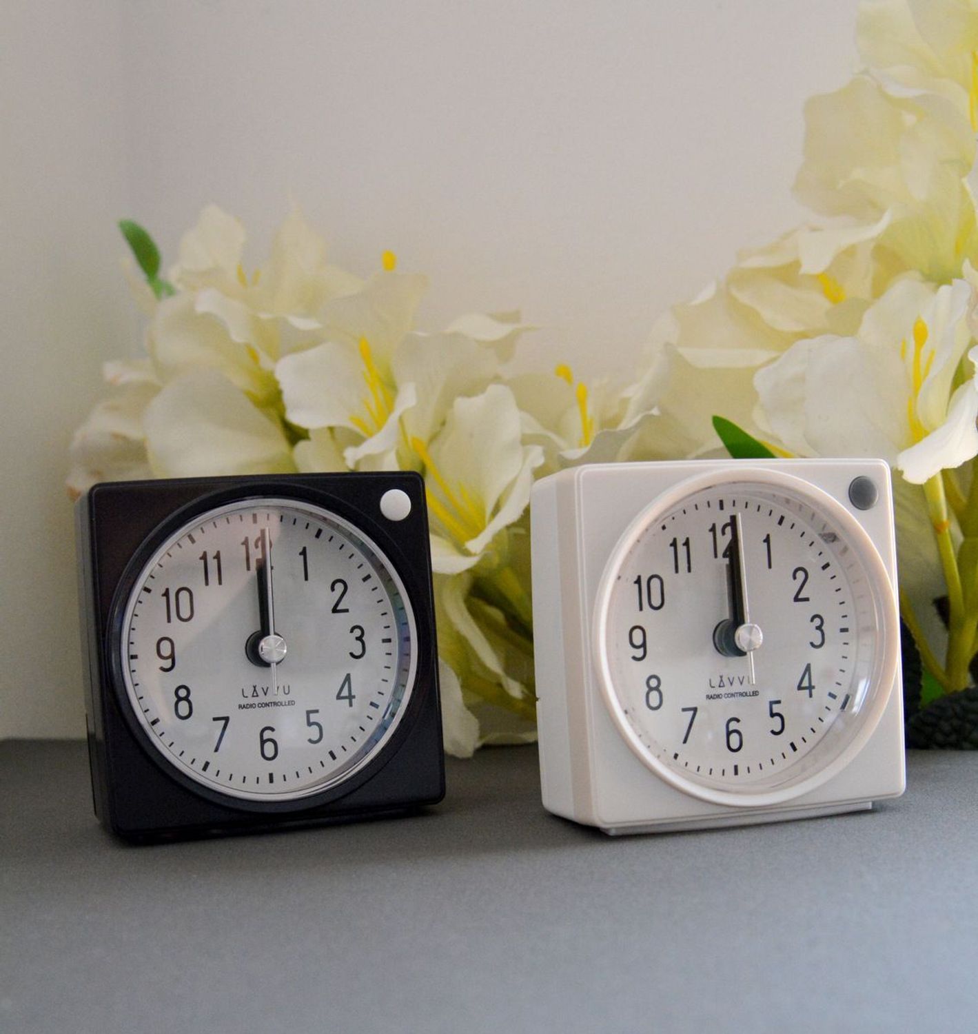Budzik sterowany falami radiowymi LAR3020, Zdarza ci się zaspać Zaradź temu za pomocą jednego z naszych budzików. Budzik od LAVVU z wyjątkowo długą gwarancją jest wyposażony w mechanizm SWEEP, dzięki któremu se.jpg
