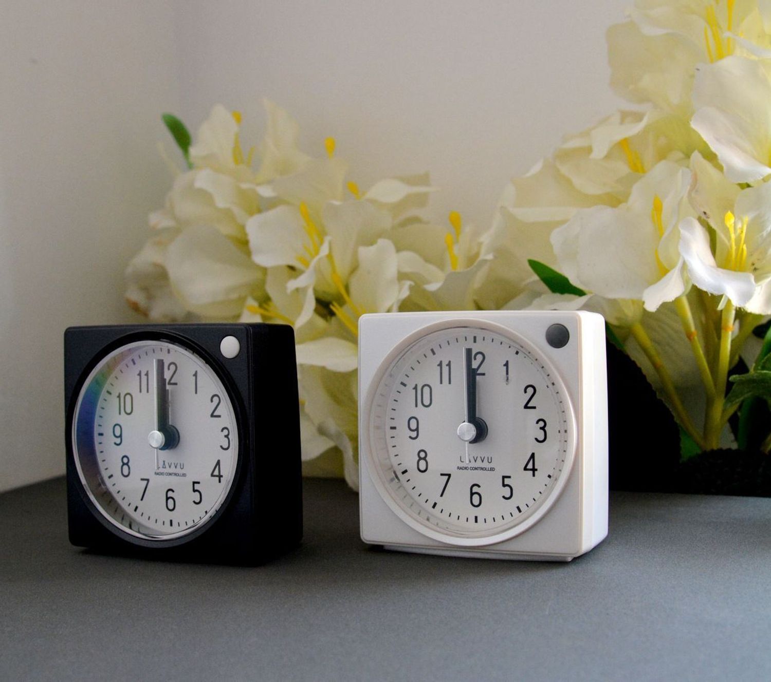 Budzik sterowany falami radiowymi LAR3020, Zdarza ci się zaspać Zaradź temu za pomocą jednego z naszych budzików. Budzik od LAVVU z wyjątkowo długą gwarancją jest wyposażony w mechanizm SWEEP, dzięki któremu se.jpg