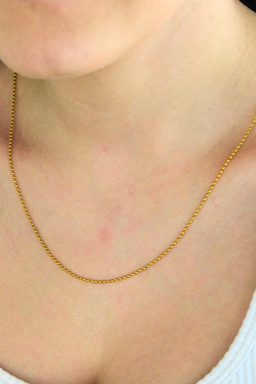 Elegancki łańcuszek ze stali szlachetnej pozłacanej z dekoracyjnymi kuleczkami. Długość 70 cm, zapięcie na karabińczyk, idealny do zawieszek.1.jpg