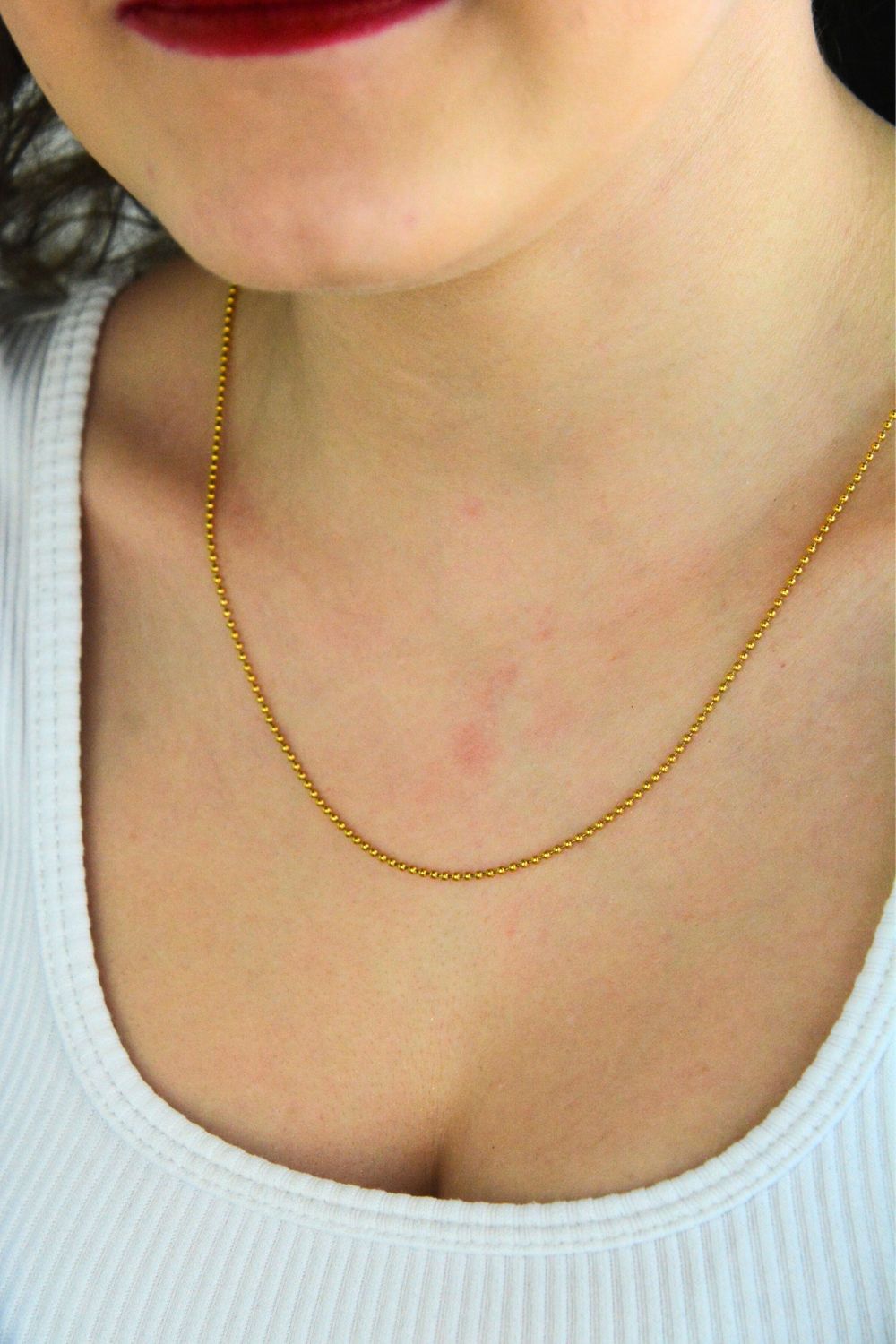 Elegancki łańcuszek ze stali szlachetnej pozłacanej z dekoracyjnymi kuleczkami. Długość 70 cm, zapięcie na karabińczyk, idealny do zawieszek.1.jpg