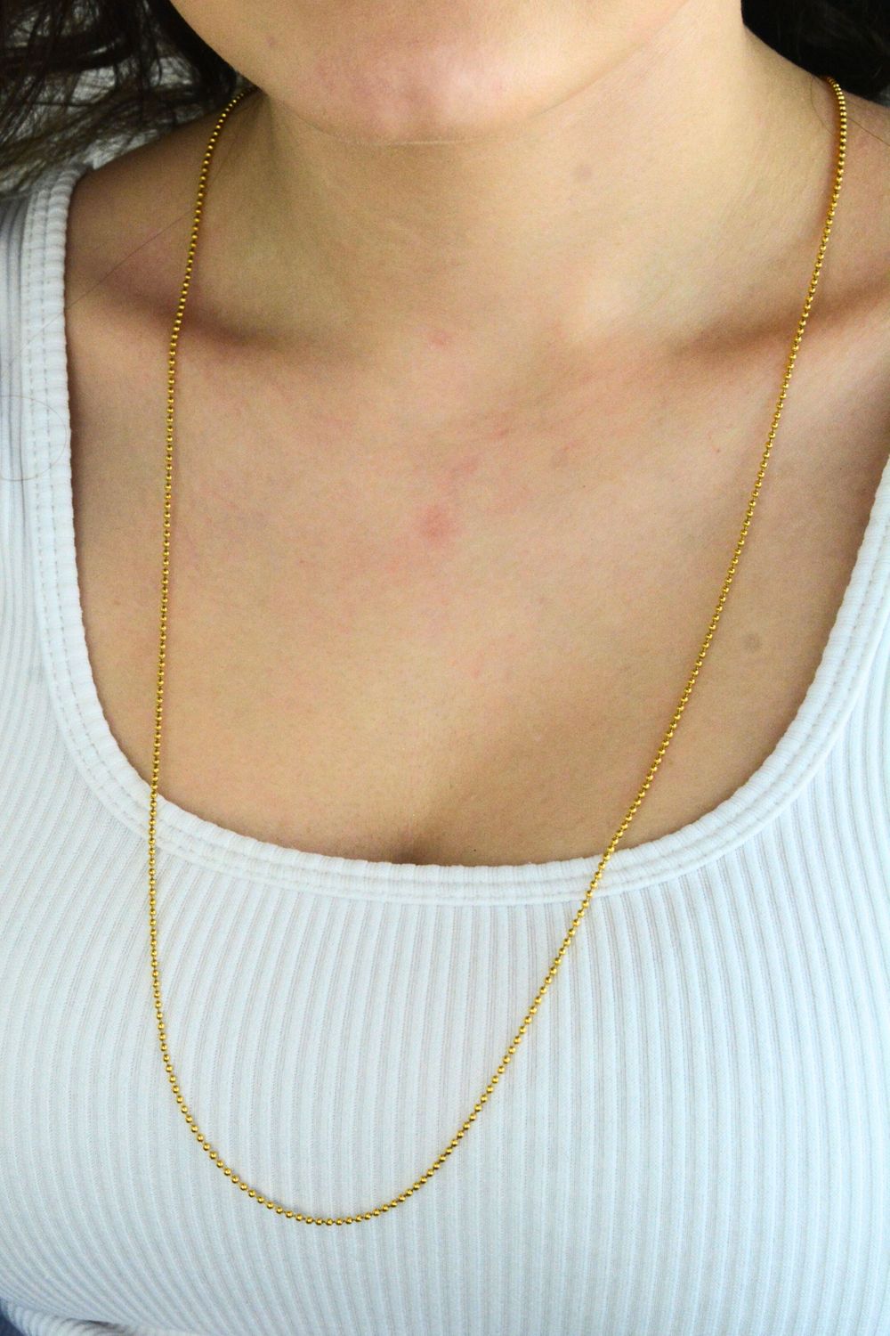 Elegancki łańcuszek ze stali szlachetnej pozłacanej z dekoracyjnymi kuleczkami. Długość 70 cm, zapięcie na karabińczyk, idealny do zawieszek.1.jpg