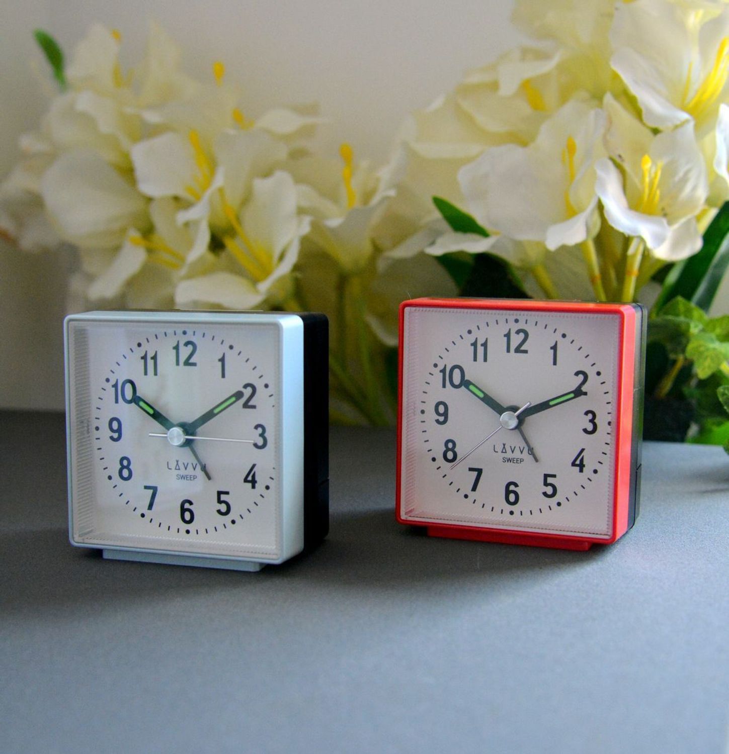 Budzik na baterię klasyczny cichy mechanizm LAVVU LAS3011, Budzik od LAVVU z wyjątkowo długą gwarancją jest wyposażony w mechanizm SWEEP, dzięki któremu sekundnik nie wydaje głośnych sygnałów dźwiękowych, ale p.jpg