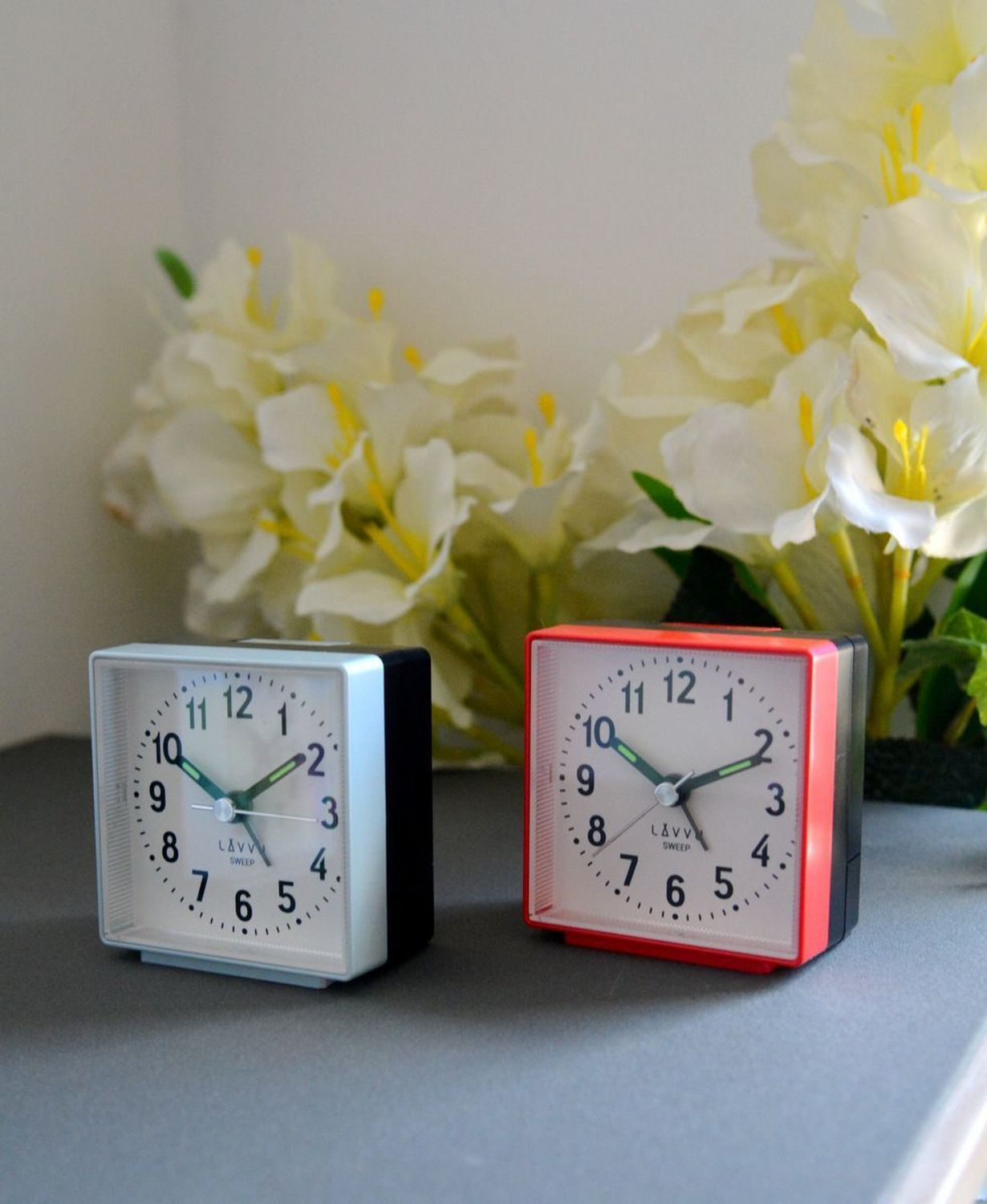 Budzik na baterię klasyczny cichy mechanizm LAVVU LAS3011, Budzik od LAVVU z wyjątkowo długą gwarancją jest wyposażony w mechanizm SWEEP, dzięki któremu sekundnik nie wydaje głośnych sygnałów dźwiękowych, ale p.jpg