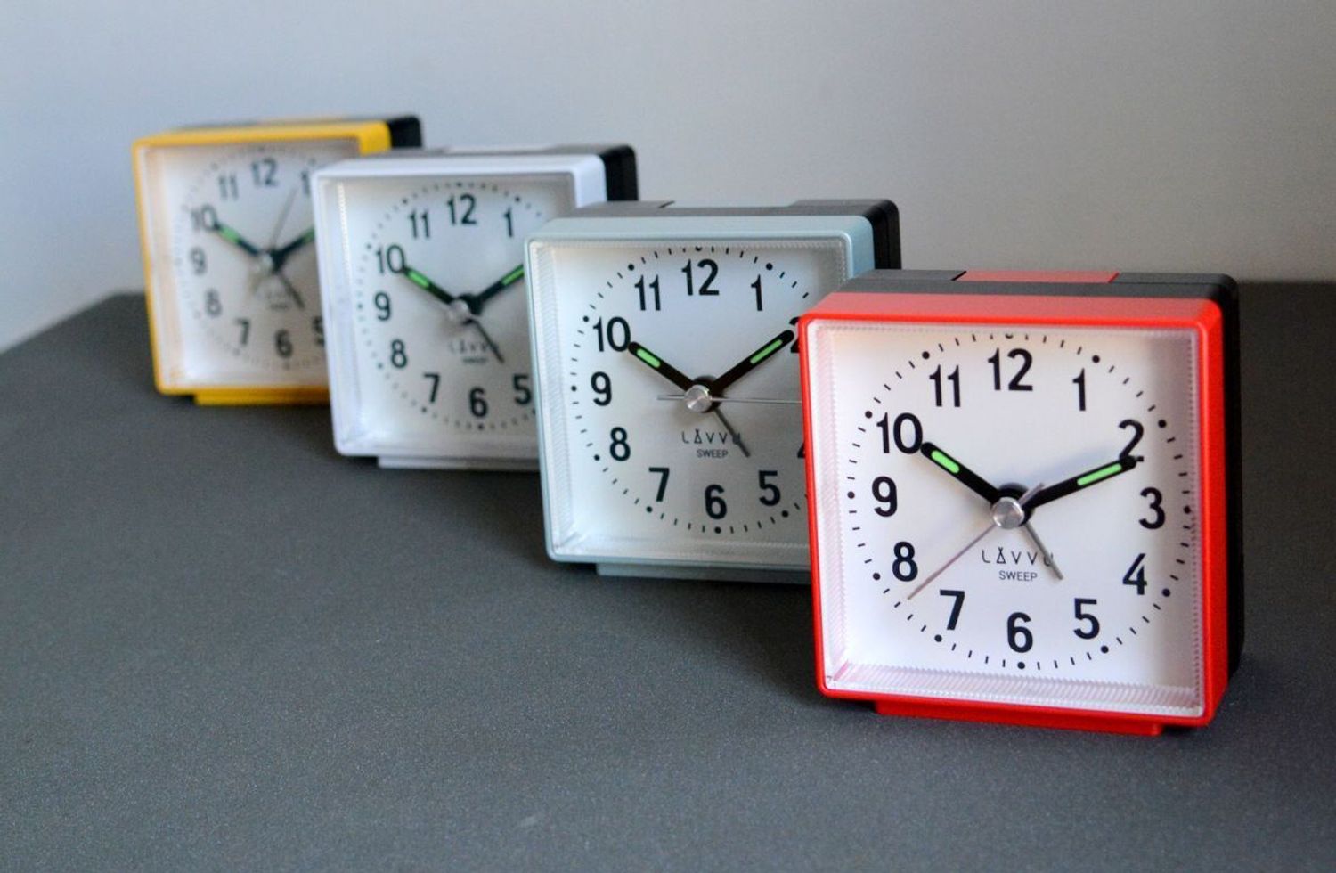 Budzik na baterię klasyczny cichy mechanizm LAVVU LAS3011, Budzik od LAVVU z wyjątkowo długą gwarancją jest wyposażony w mechanizm SWEEP, dzięki któremu sekundnik nie wydaje głośnych sygnałów dźwiękowych, ale p.jpg