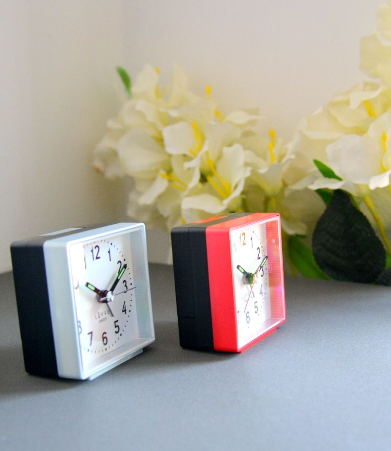 Budzik na baterię klasyczny cichy mechanizm LAVVU LAS3011, Budzik od LAVVU z wyjątkowo długą gwarancją jest wyposażony w mechanizm SWEEP, dzięki któremu sekundnik nie wydaje głośnych sygnałów dźwiękowych, ale p.jpg